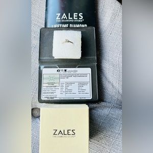 Zales 18k white gold with round brilliant cut accent diamonds. Stamped 18K.